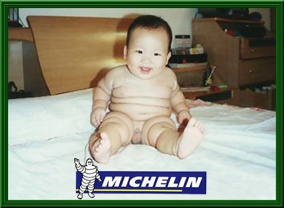 un bambino che somiglia all'omino michelin
