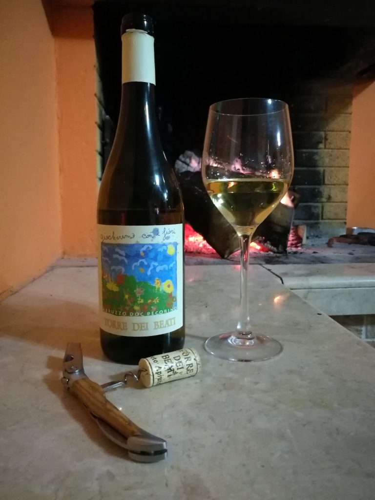 Pecorino "Giocheremo con i fiori" Una bottiglie di vino pecorino abruzzese
