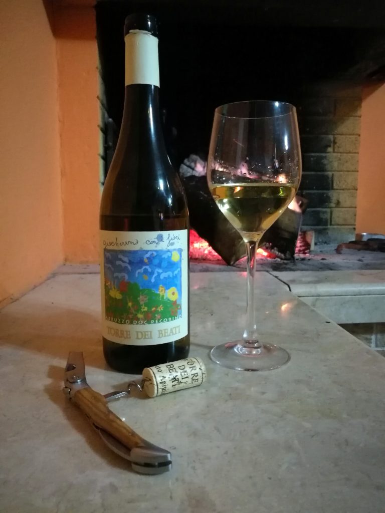 Una bottiglie di vino pecorino abruzzese