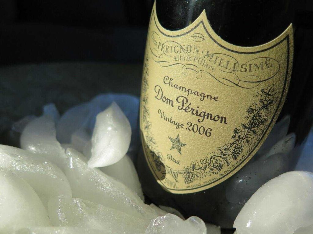 una bottiglia di champagne Dom Perignon