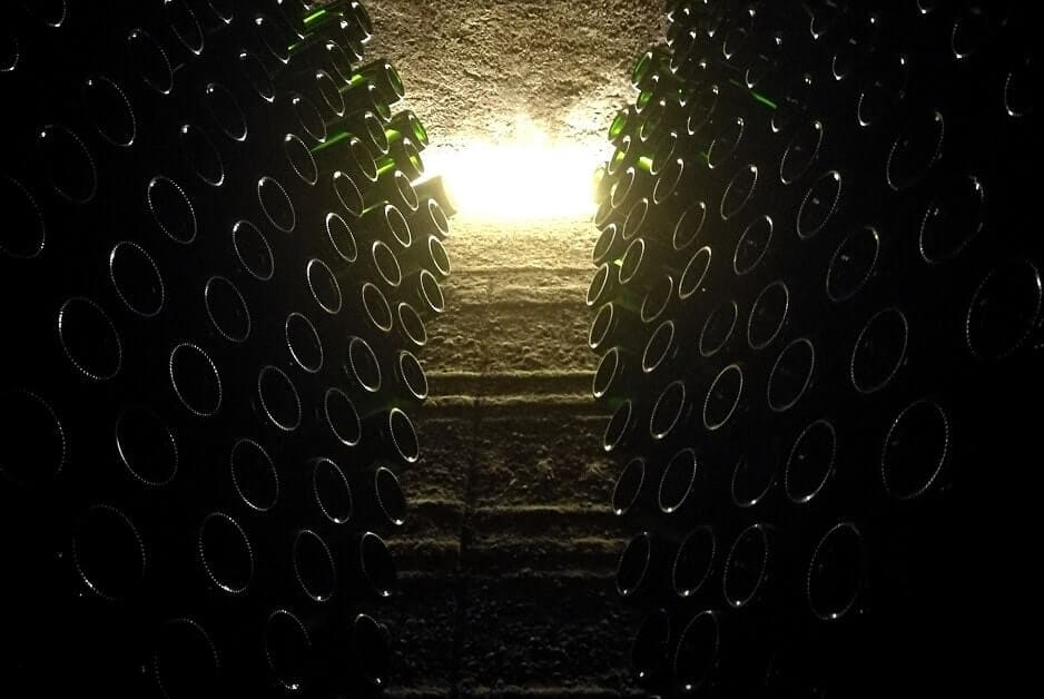 Bottiglie di Franciacorta in affinamento sui lieviti