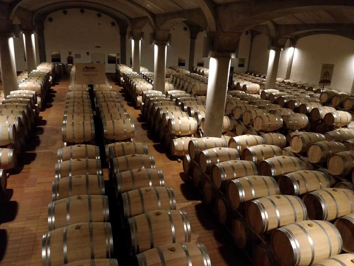 La barricaia dell'azienda Donnafugata La barricaia dell'azienda Donnafugata