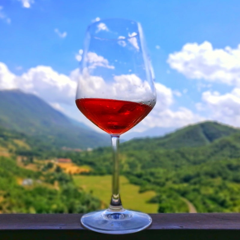 Un bicchiere di vino rosato