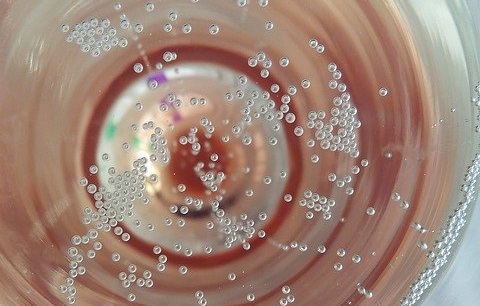 bollicine in un calice di vino frizzante