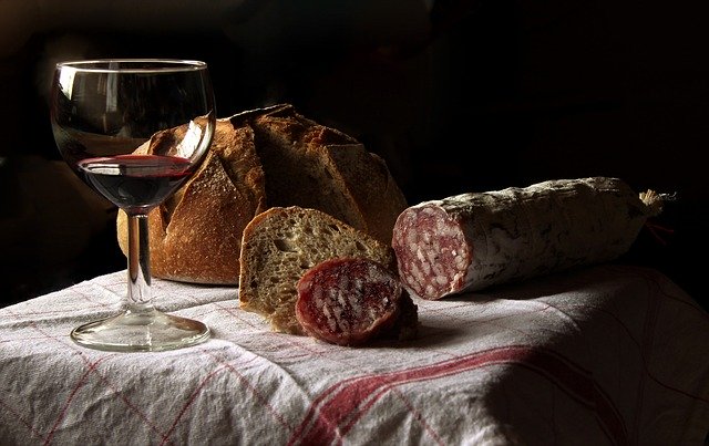 Pane, salame e vino rosso