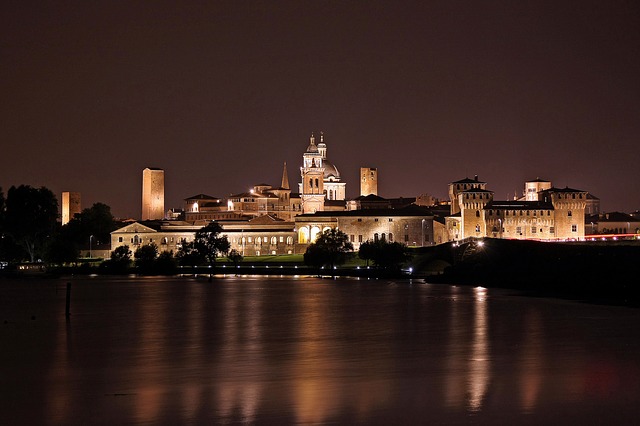 vista notturna di Mantova