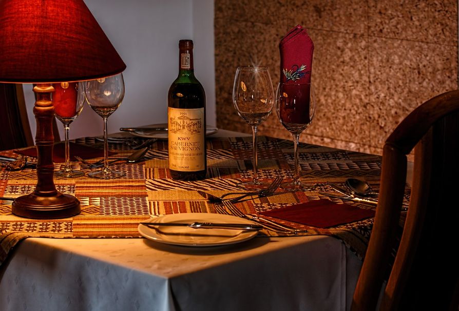 una bottiglia di vino rosso su una tavola imbandita
