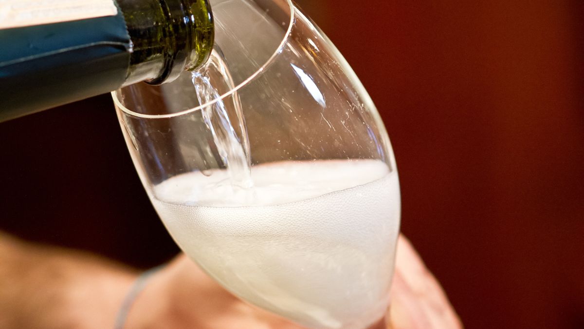 un vino millesimato versato nel calice