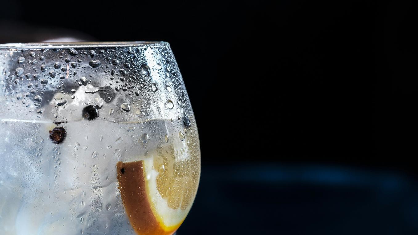 bicchiere con gin tonic